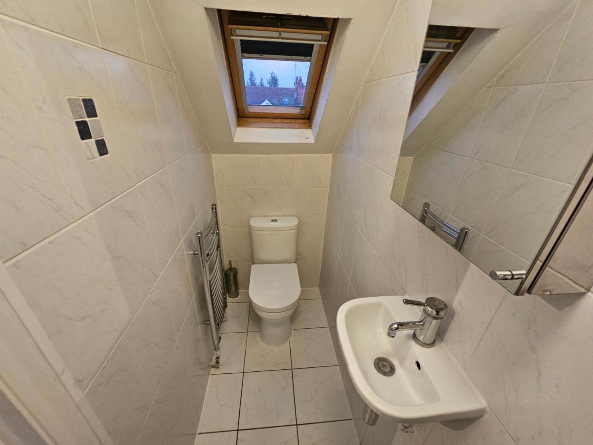Large 4 Bedrooms Golders Apartament Londra