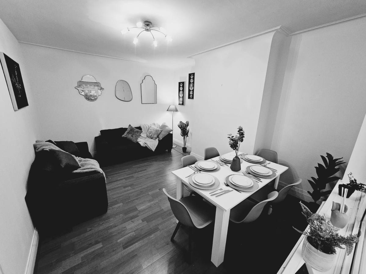 Large 4 Bedrooms Golders * Londra