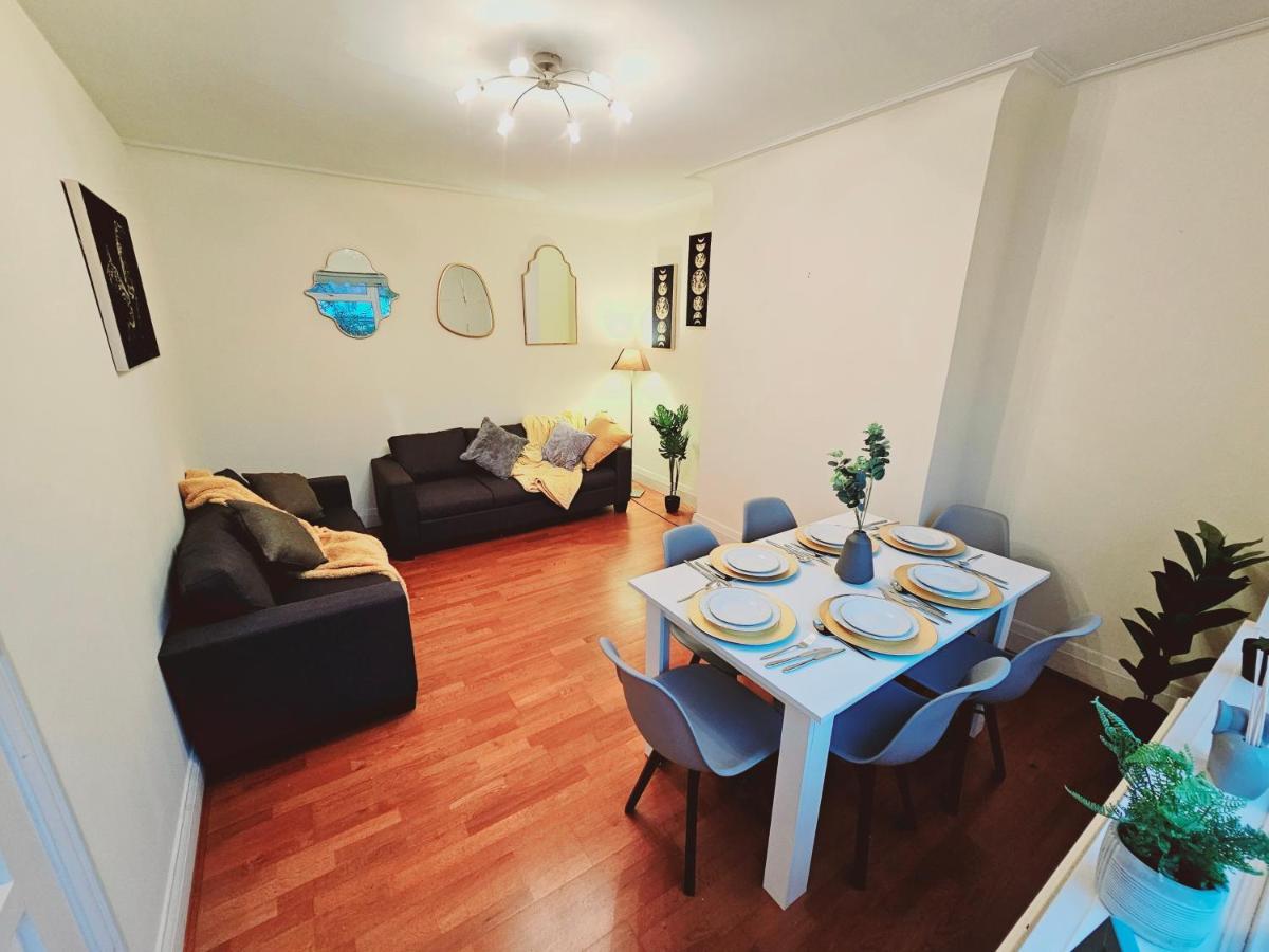 Large 4 Bedrooms Golders Apartament