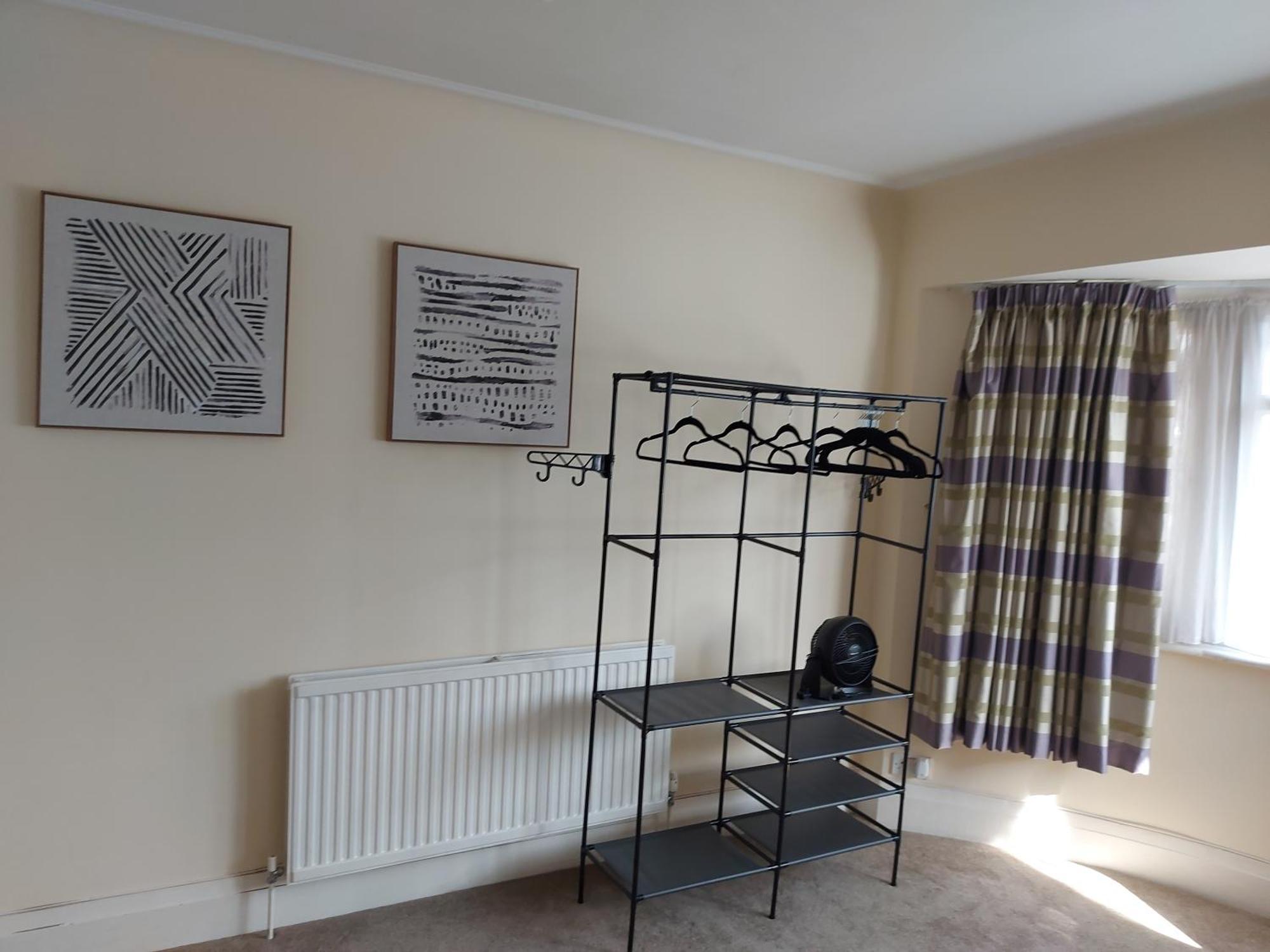 Large 4 Bedrooms Golders Apartament *